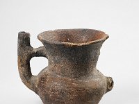 Ame Ker 42  Ame Ker 42, Mexiko, Zentrales Hochland, Teotihuacan, Späte Präklassische bis Klassische Periode, Teotihuacan II-III, ca. 150-650 n. Chr., Gefäß, Ton, H 13,2 cm, Dm Bauch 11,5 cm, Dm Mündung 11,2 cm : Museumsfoto: Claus Cordes, Bestandskatalog Ethnologie